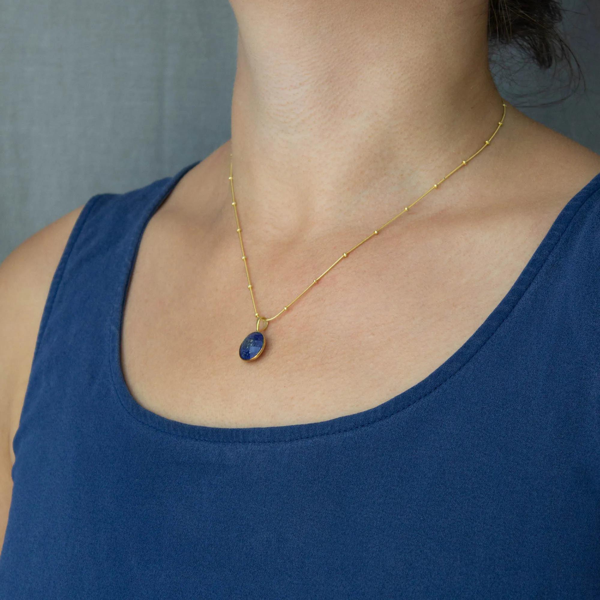 Minimal Round Gemstone Pendant Necklace