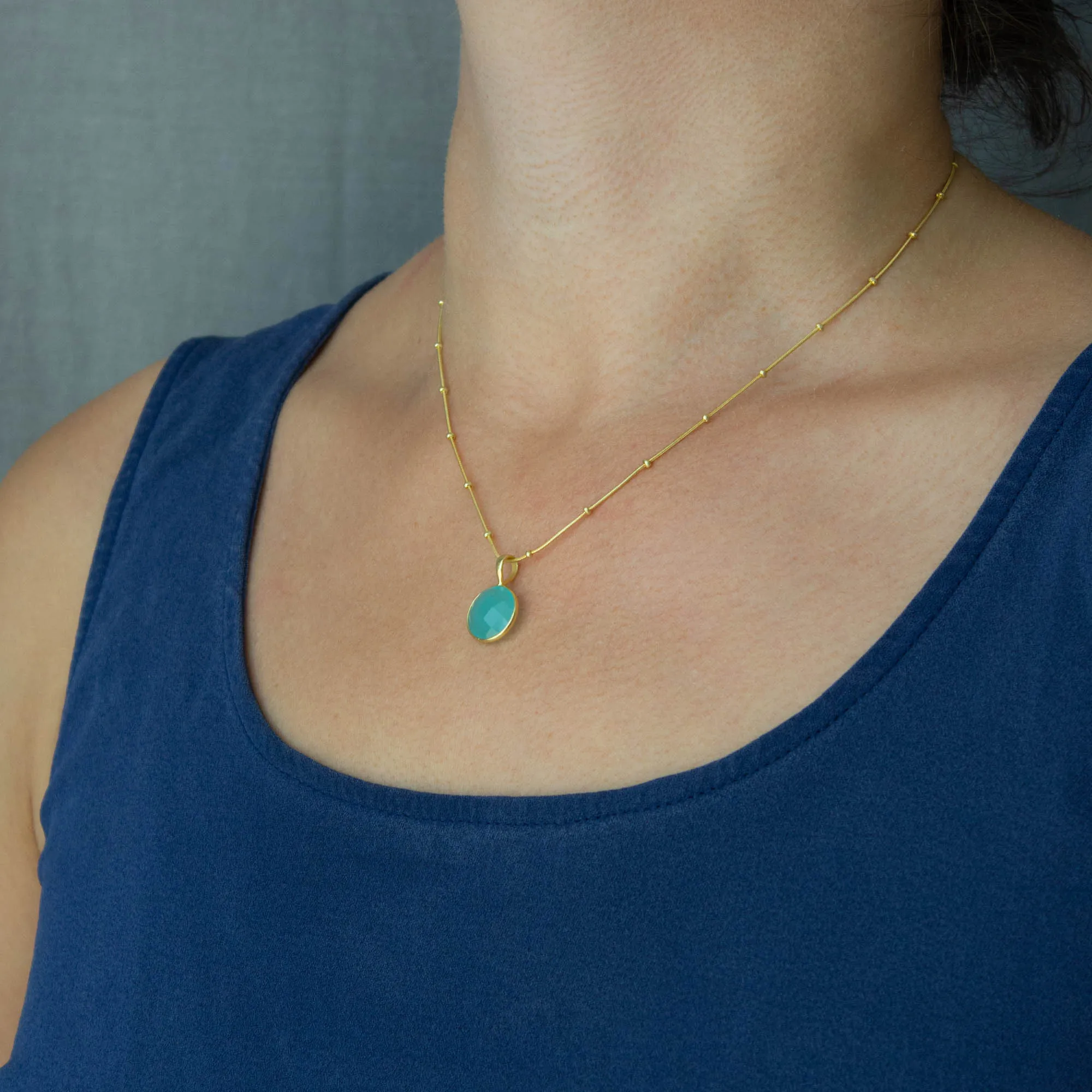 Minimal Round Gemstone Pendant Necklace