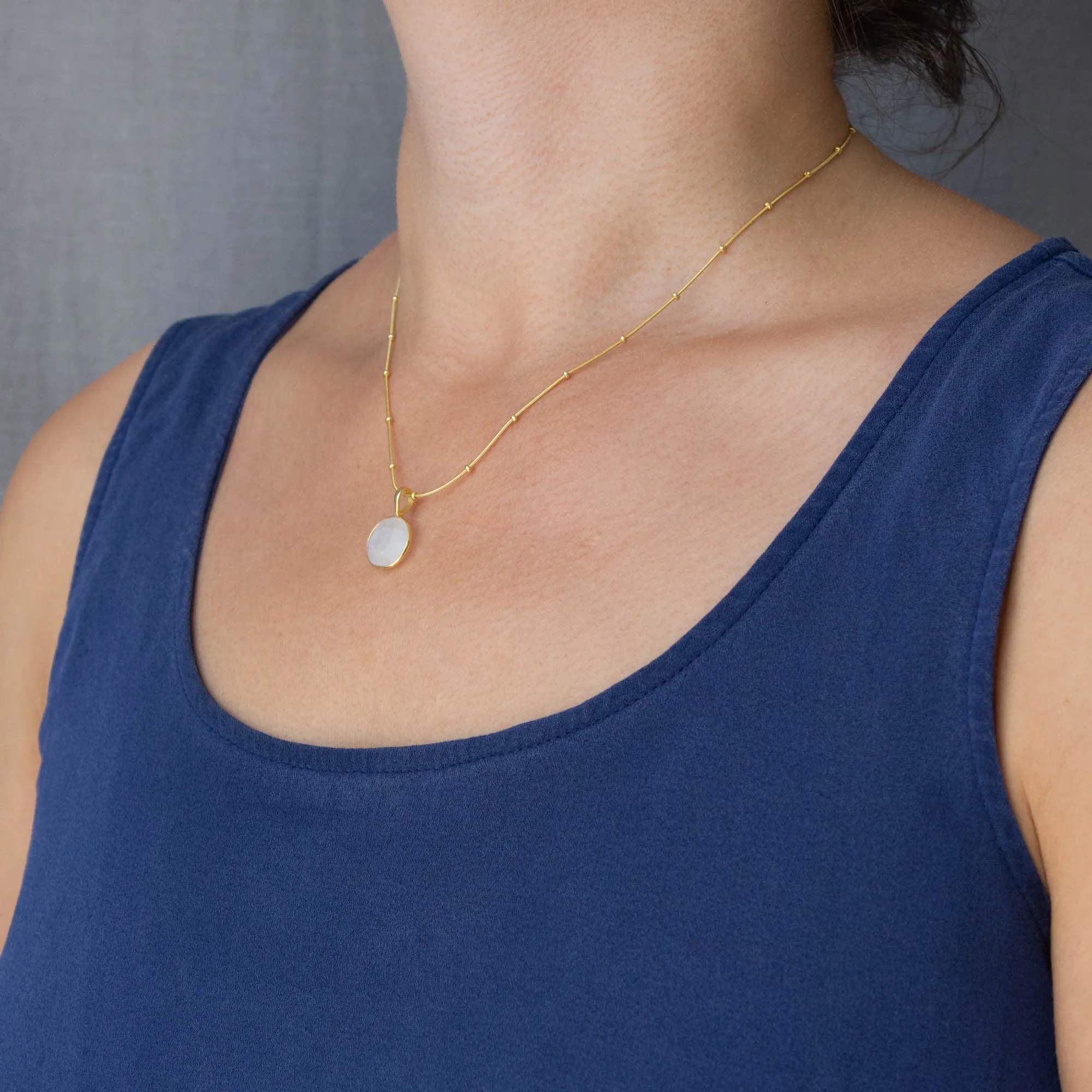 Minimal Round Gemstone Pendant Necklace